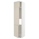 Beige keukenkast met wit frame en verstelbare legplanken.