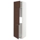 Moderne keukenkast, wit met donkerbruine houten deuren.