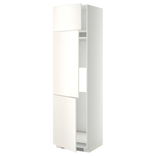 Afbeelding toont een witte, hoge kast met twee verstelbare planken van ikeas METOD keukensysteem, rechthoekige vorm, gladde afwerking.
