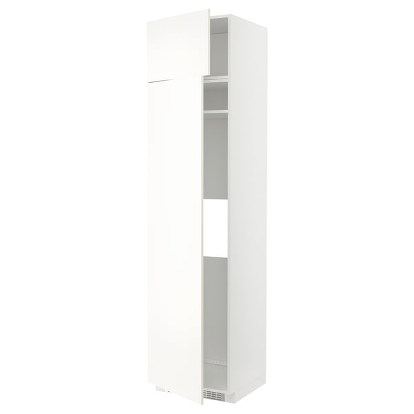 Hoge witte keukenkast van ikea METOD, strak design met grijze planken zichtbaar door glazen deur.