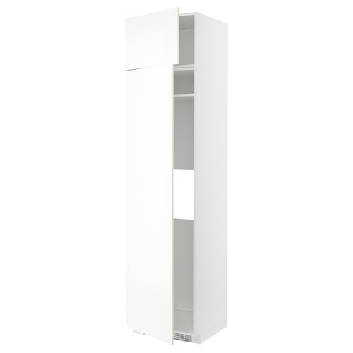 Hoge witte keukenkast van ikea METOD, strak design met grijze planken zichtbaar door glazen deur.