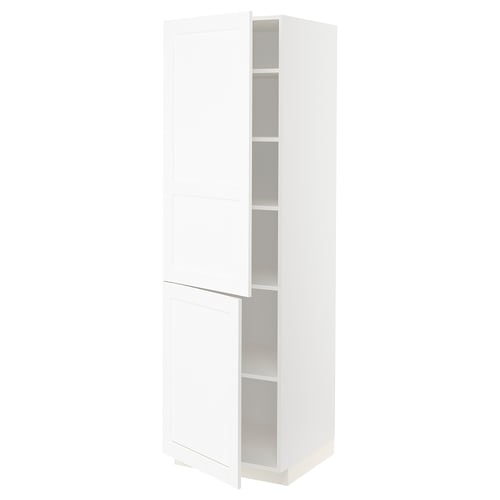 Een witte, hoge METOD keukenkast. Het heeft dubbele deuren, twee planken aan de binnenkant en een strak ontwerp.