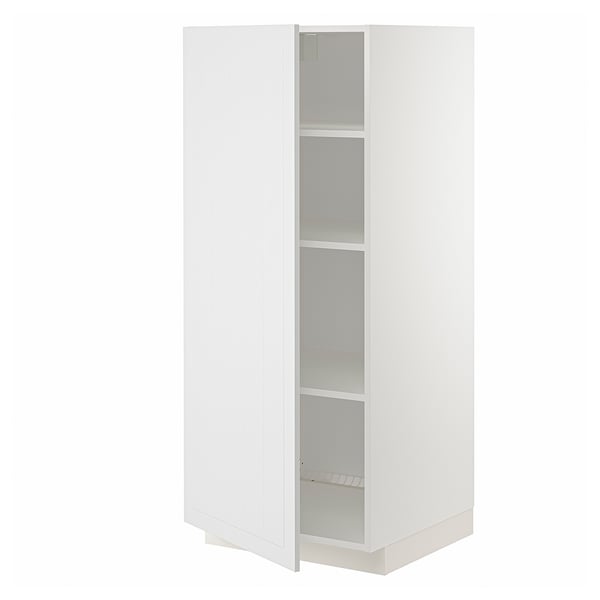 Een witte METOD keukenkast met een ambachtelijk uiterlijk, met verstelbare planken en een stevig frame.