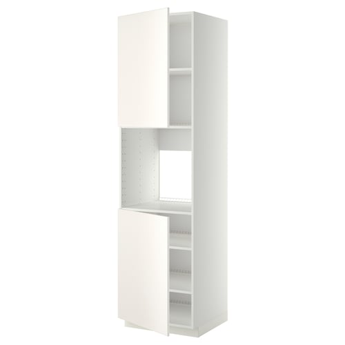Witte hoge keukenkast met verstelbare planken, modern design, onderdeel van ikeas METOD systeem.