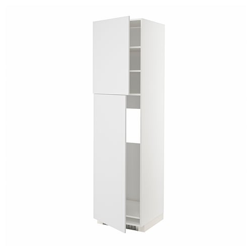 Deze afbeelding is een witte METOD keukenkast met twee verstelbare planken en klikscharnieren. Het is lang en slank en biedt een strak en modern ontwerp.