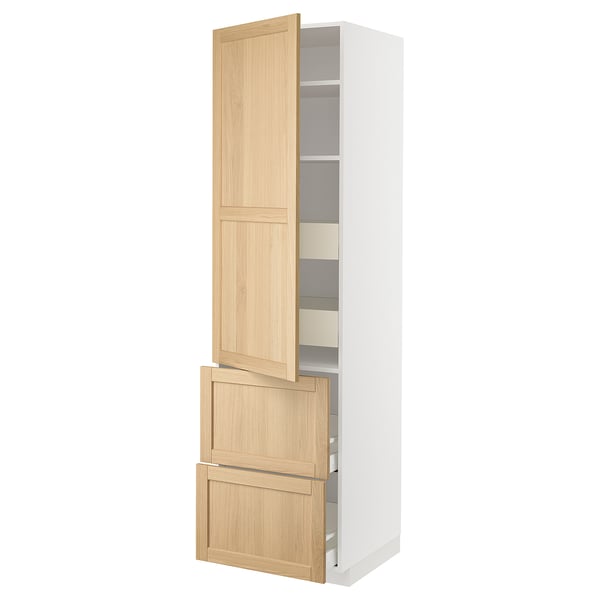 Een hoge witte keukenkast met lichte houten deuren en lades. Het heeft verstelbare planken en soft-close lades.