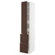 Hoge keukenkast in wit met donkerbruine houten deuren. Drie compartimenten, strak modern design.