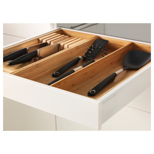 Open keukenlade met mes, lepel en spatel in vakken.