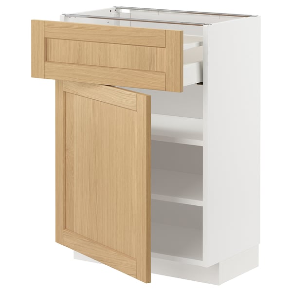 Modern keukenblok met eikenhouten deur, witte kast, een open lade, twee planken.