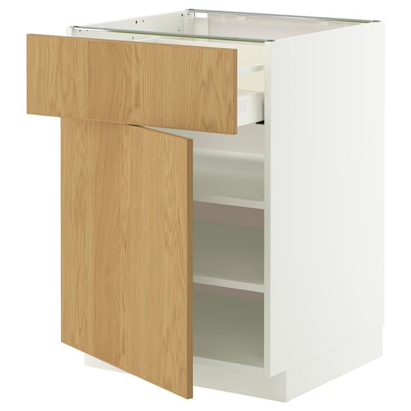 Een witte IKEA METOD keukenkast met een eikenhouten lade en deur, voorzien van verstelbare planken.