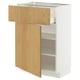Stelt een witte IKEA METOD keukenkast voor met een licht eikenhouten lade en deur, met verstelbare planken en een zelfsluitende lade.