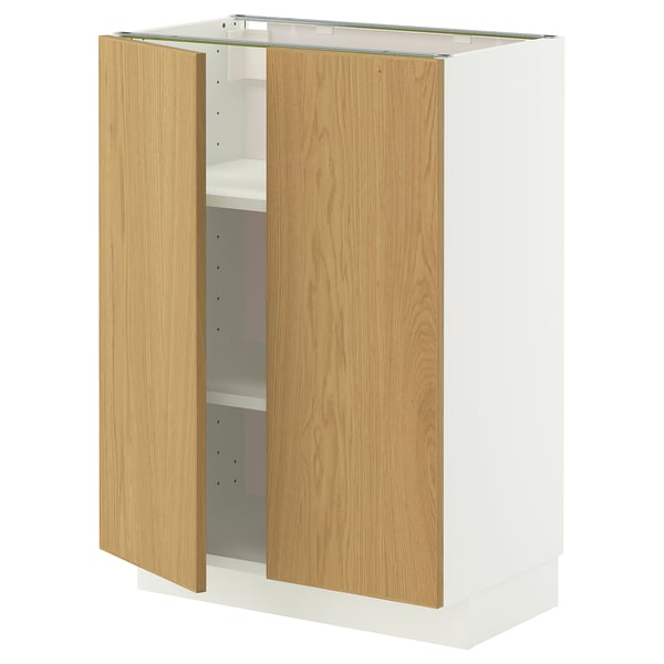 METOD kast met witte voet en licht houten deuren. Twee deuren gaan open om verstelbare planken te onthullen.