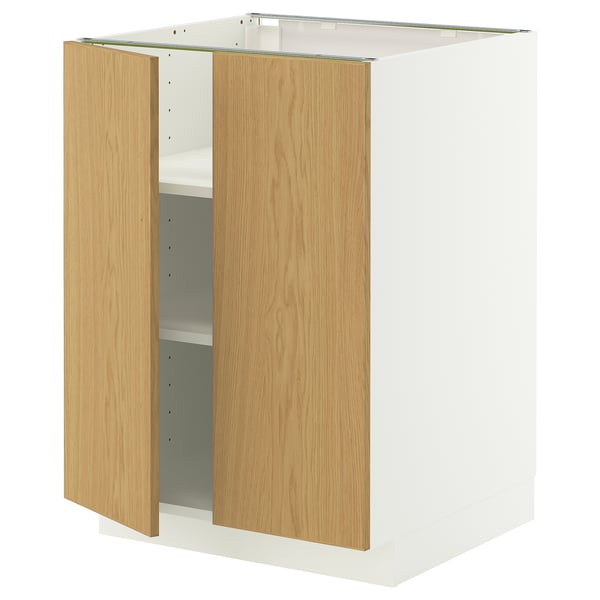 Een witte METOD kast met licht eiken deuren, voorzien van verstelbare legplanken en vernikkelde scharnieren.