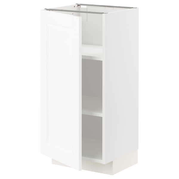 Een witte METOD keukenkast met verstelbare legplanken.