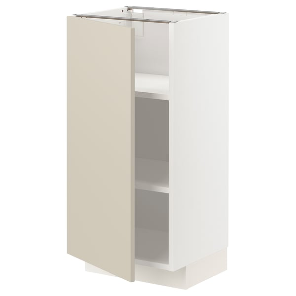 Een witte METOD keukenkast met een beige deur, verstelbare planken en een strak modern design.
