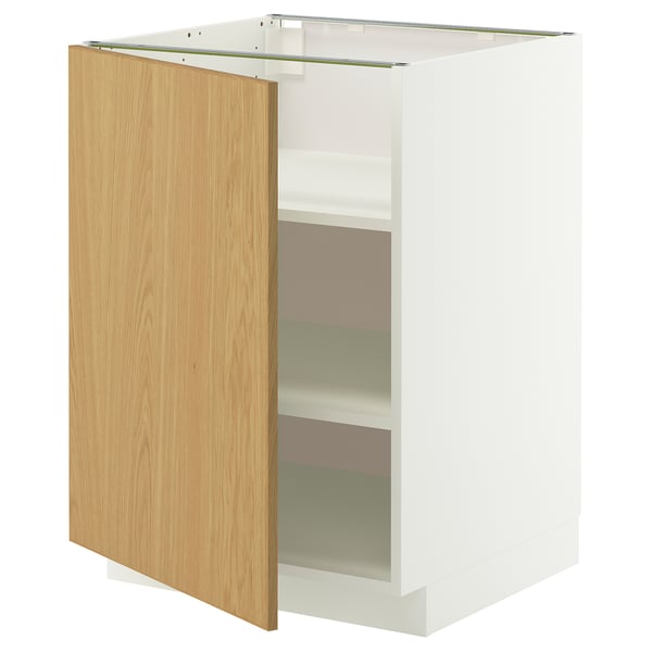 Een witte METOD keukenkast met een lichte houten deur, met twee planken aan de binnenkant.
