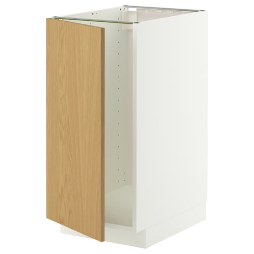 Een witte METOD keukenkast met een licht eikenhouten deur en een stevig frame. Het heeft een modern design met een strakke, eenvoudige uitstraling.
