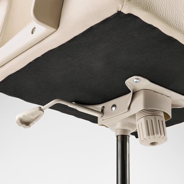 Close-up van een stijlvol mechanisme voor bureaustoelen, met zijn stevige beige plastic en metalen onderdelen, die zorgen voor stabiliteit en comfort.