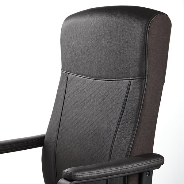 Ergonomische bureaustoel met gepolsterde armleuningen en rugleuning. Kwaliteitsstof, in hoogte verstelbaar en kantelspanning.