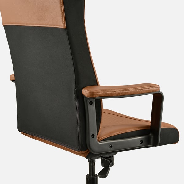 Ergonomische bureaustoel met verstelbare armleuningen, geperforeerde rugleuning voor luchtstroom, stevige bouwkwaliteit.