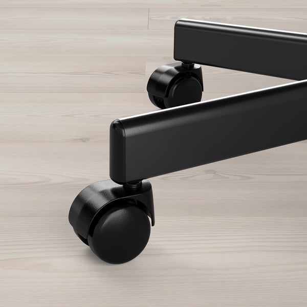 Zwarte bureaustoelwielen op houten vloer, met duurzame, soepele wielen en metalen onderstel.