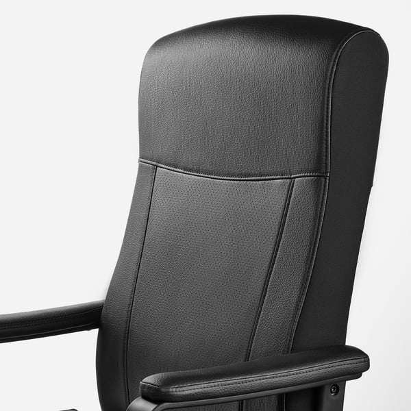Zwarte draaibare bureaustoel met gedempte armleuningen en hoge rugleuning, ontworpen voor comfort en stijl.
