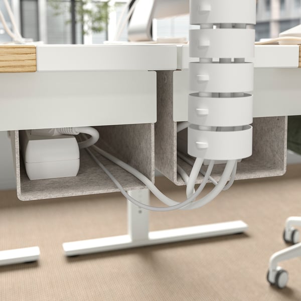 Bureau met kabelgoot, in hoogte verstelbaar, stevig ontwerp.