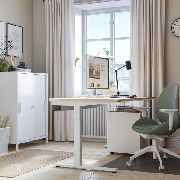 Modern kantoor aan huis: MITTZON bureau, groene stoel, groot raam, witte kast.