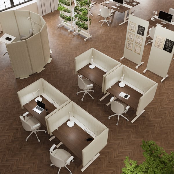 Modern kantoor met in hoogte verstelbare MITTZON-bureaus, beige/houten afwerking, ergonomische stoelen en akoestische schermen voor focus en samenwerking.