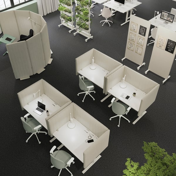 Modern kantoor met MITTZON in hoogte verstelbare bureaus, lichtbeige, strak ontwerp, ruim en georganiseerd, groen toegevoegd.