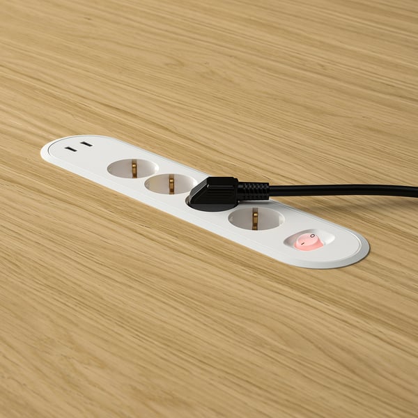 Stopcontact op houten tafel, met 2 usb poorten en een schakelaar.