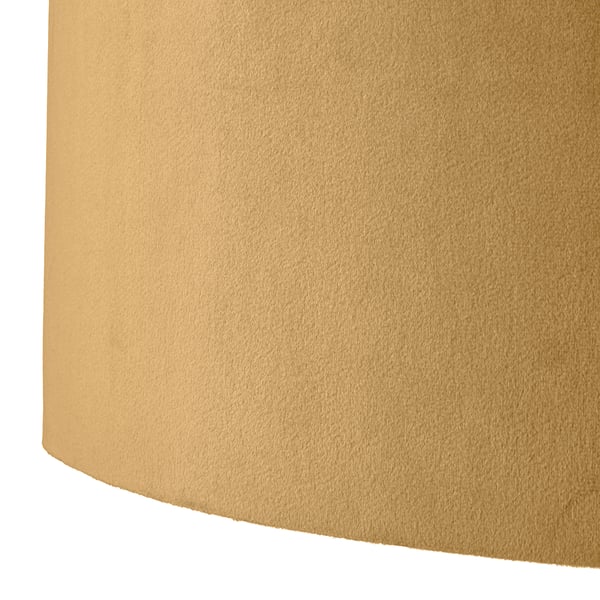Close-up van een zachte, getextureerde, gouden lampenkap. Fluwelen materiaal geeft warmte en diepte aan het oppervlak.