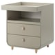Een beige MYLLRA commode met twee lades en houten knoppen, bedoeld om te bouwen tot een ladekast en een plank na het babypodium.
