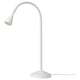 Een witte ikea NÄVLINGE lamp. Het heeft een slanke, gebogen hals, een stabiele basis en een gefocuste lichtbron aan de bovenkant.