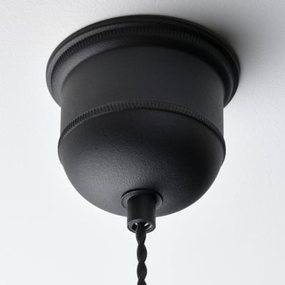Aan het plafond hangt een zwarte hanglamp met geweven ontwerp en toont hoogwaardig vakmanschap en een moderne stijl.