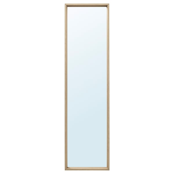 Een NISSEDAL spiegel met een rechthoekige lijst in een lichtbruine kleur. De spiegel kan zowel verticaal als horizontaal opgehangen worden en heeft een minimalistisch design.