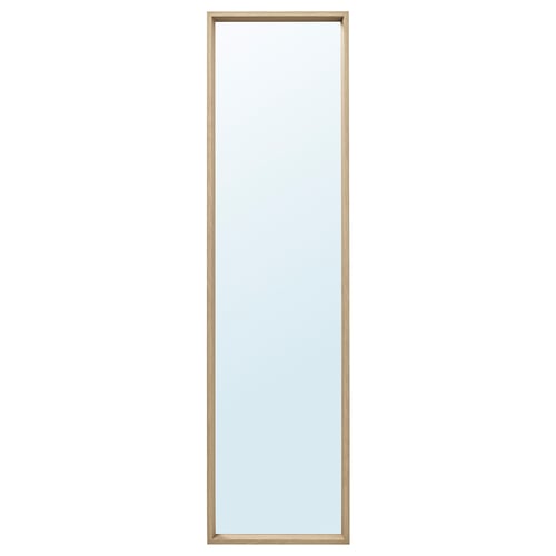 Een NISSEDAL spiegel met een rechthoekige lijst in een lichtbruine kleur. De spiegel kan zowel verticaal als horizontaal opgehangen worden en heeft een minimalistisch design.