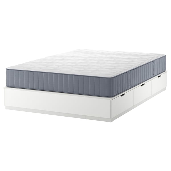 Toont een wit NORDLI bed met een grijze matras met ingebouwde opberglades.