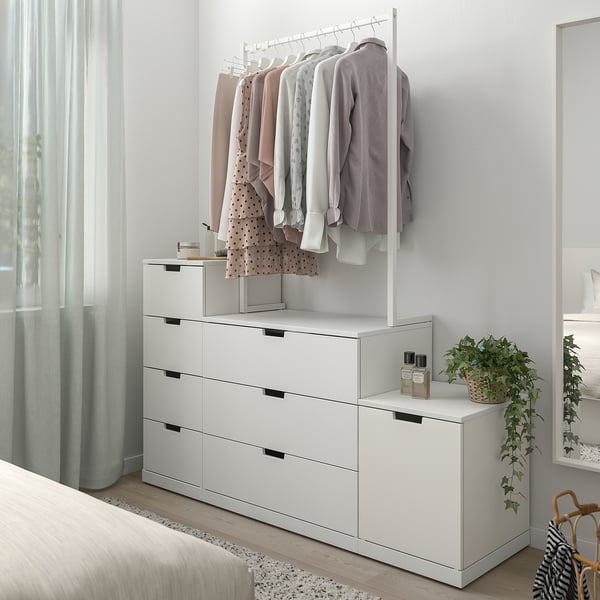 NORDLI wit dressoir, strak & modern, met kledingroede. Hangt bij bed, past goed in de kamer.