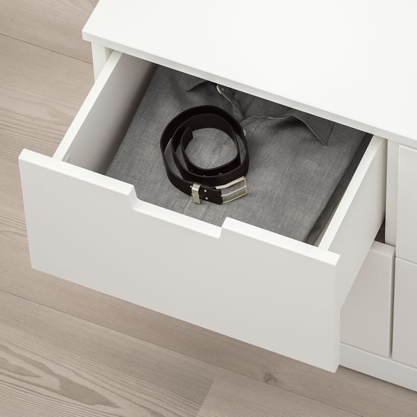Open witte ladekast onthult netjes georganiseerde riem, met de nadruk op de praktische opbergoplossing van NORDLI.