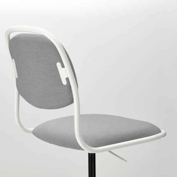 Moderne bureaustoel met wit metalen frame, grijze stoffen zitting en rugleuning. Het heeft een strak ontwerp en een stevige constructie voor comfort en duurzaamheid.