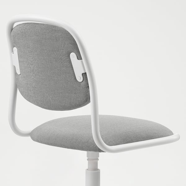 Moderne witte bureaustoel met gedempte zitting en rugleuning, minimalistisch ontwerp.
