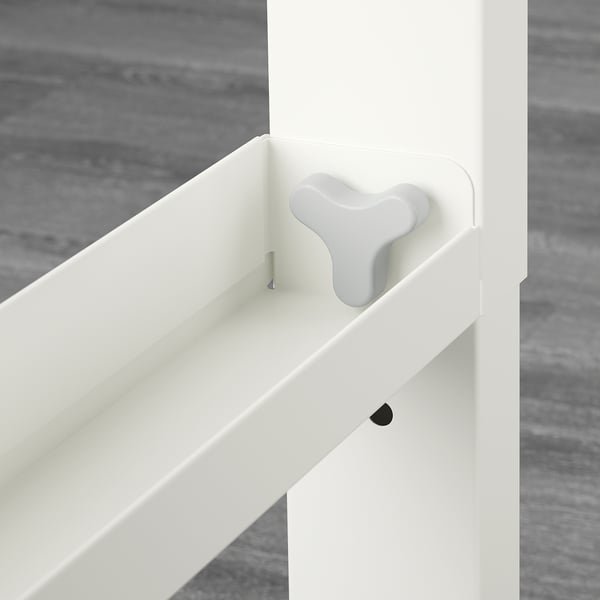 Close-up van een strakke, nieuw gemonteerde witte lade met een moderne, lichtgrijze handgreep.