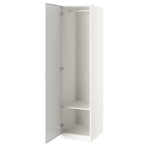 Een open witte ikea PAX kledingkast met een spiegeldeur, die binnenin opbergruimte biedt.