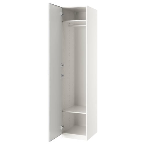 Een open witte PAX kledingkast met een ophangstang en plank erin. Het moderne design met strakke lijnen en minimalistische stijl.