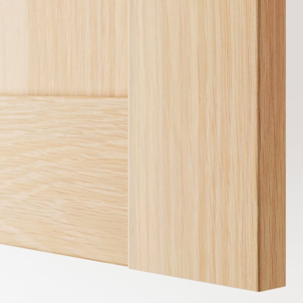 Close-up van glad, lichtgekleurd houten oppervlak, met fijne korrelige textuur en hoogwaardige afwerking.