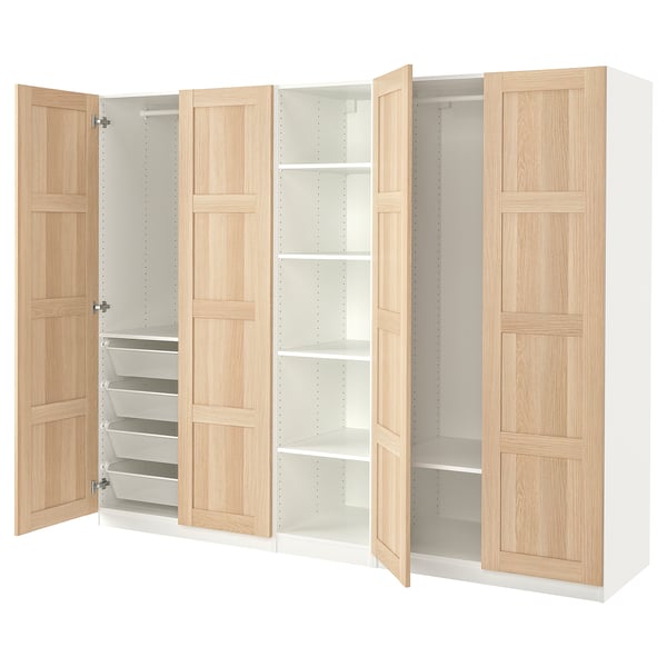 Ikea PAX kledingkast: licht hout en wit, hoog met planken, lades en hangruimte voor kleding. Modern, functioneel ontwerp.