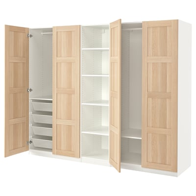 Ikea PAX kledingkast: licht hout en wit, hoog met planken, lades en hangruimte voor kleding. Modern, functioneel ontwerp.