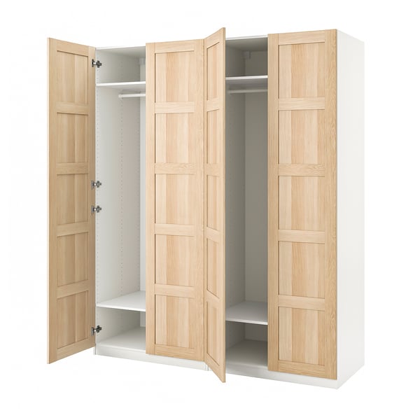 Lichthouten ikea PAX kledingkast met deuren open, waardoor binnenplanken worden onthuld.