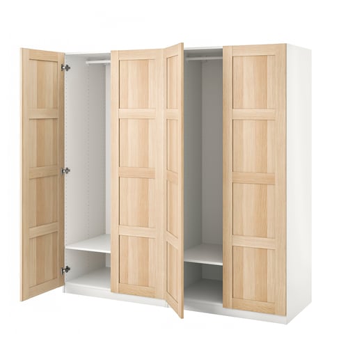Witte en lichthouten ikea PAX kledingkast met 2 hangende, 1 planksecties, paneeldeuren.